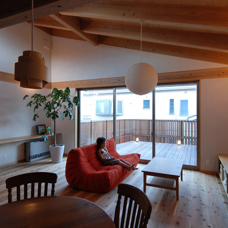 ２階リビングからテラスを望む