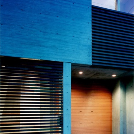木製ルーバーと木製ガレージ扉