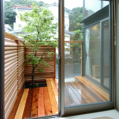 浴室からテラスを見る