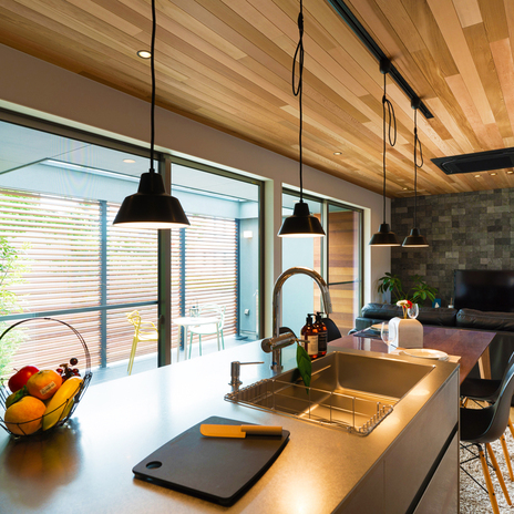 溶岩石でできた「ラバ・ストーン・タイル」がアクセントとなったLDK