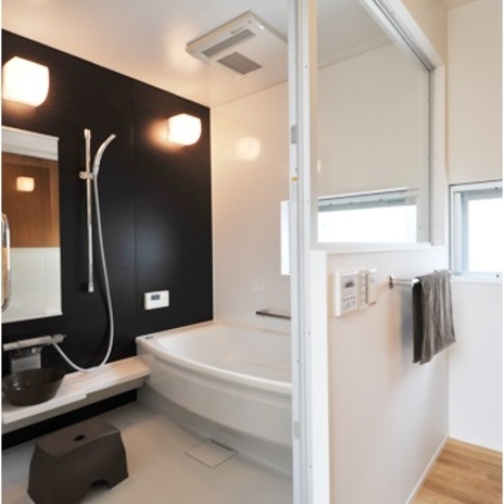 モノトーンでまとめられたシックなバスルーム