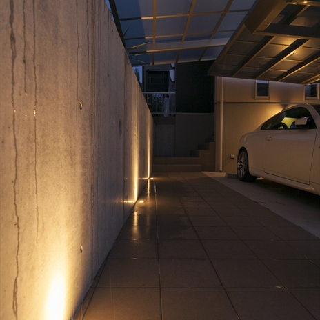 床に埋め込まれた照明で演出されたアプローチ