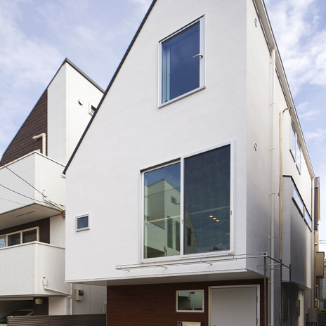 グリーンウォールと大きな土間エントランスを持つ狭小住宅