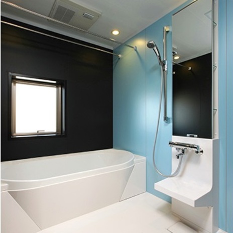 アクアブルーの壁のモダンな浴室