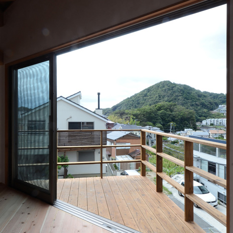 リビングからつながるバルコニーと西側の眺望