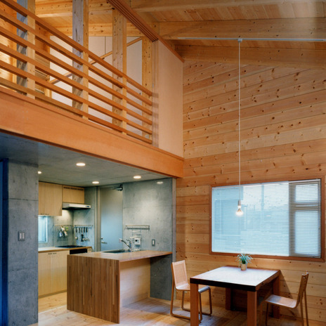 リビングからダイニングキッチンを見る