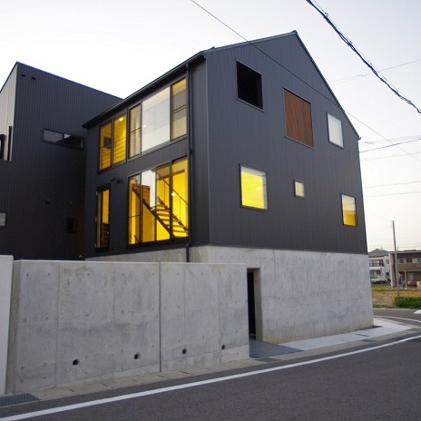 三角屋根のビルトインガレージハウス