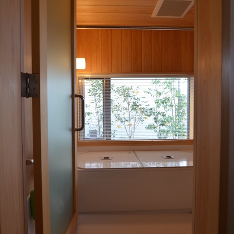 サワラ板貼りのハーフユニットバス