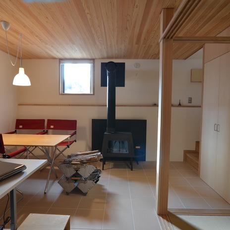 薪ストーブのある半地下空間