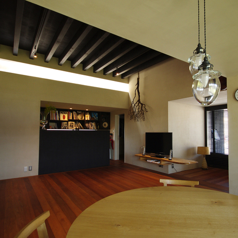 居場所は自在、リビングを中心に多様で居心地の良い居場所。