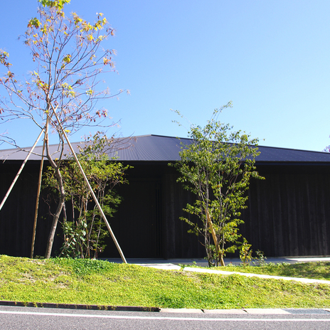 伝統工法で焼かれた焼杉による深みの黒