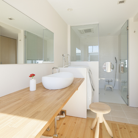 奥様も大満足の家事室にもなるサニタリー