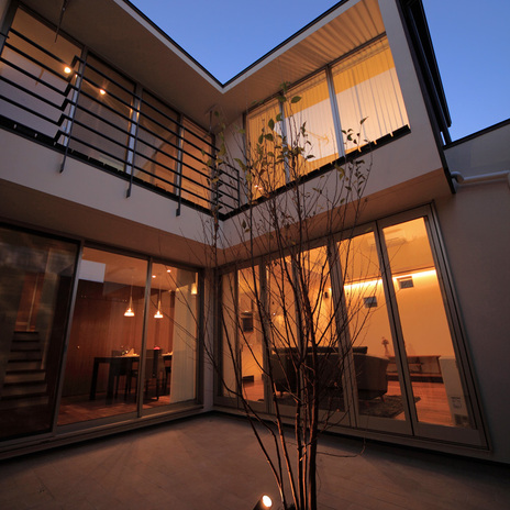 テラスから室内を見る