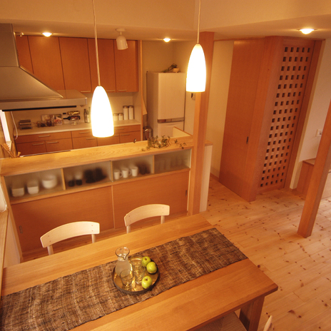 吹き抜けのあるリビングルーム