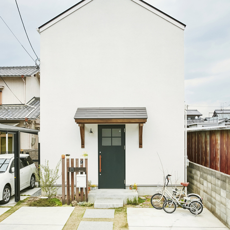 三角屋根と中庭の家