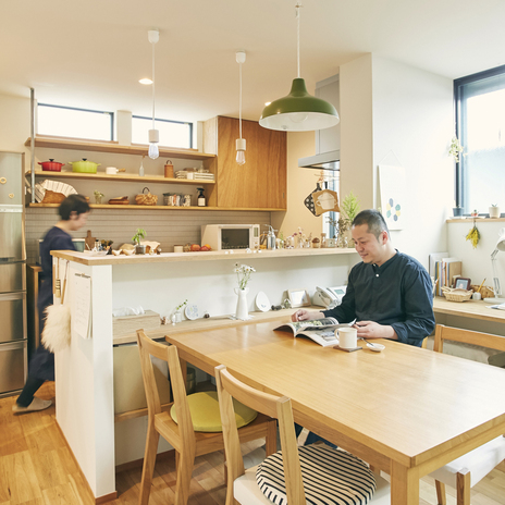 三角屋根と中庭の家