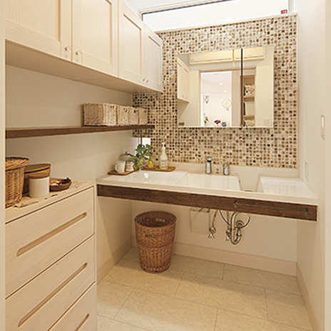 モザイクタイルが印象的な洗面化粧台