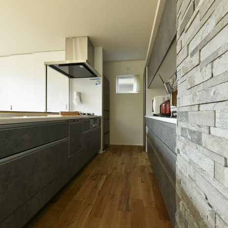 モダンなインテリアの対面キッチン