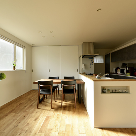 木や石の素材感が楽しめるLDK