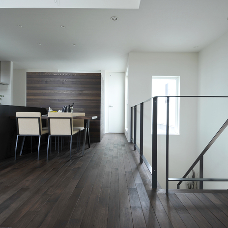 スチール手すりが空間をシャープに