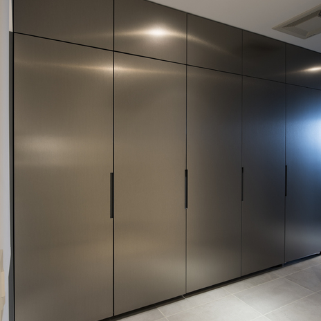 玄関に面する収納扉