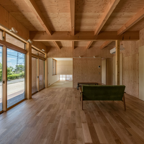 キッチンからリビングを見る