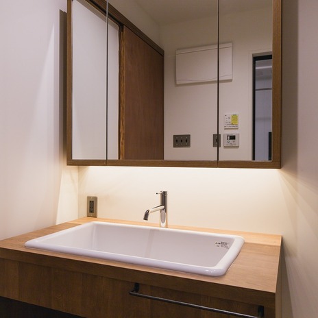 あえて小口を見せた洗面収納