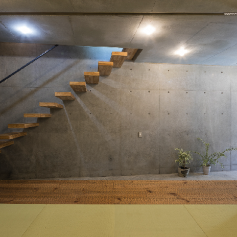 室内縁側の家 La Casa Intorno del Patio -by mcja