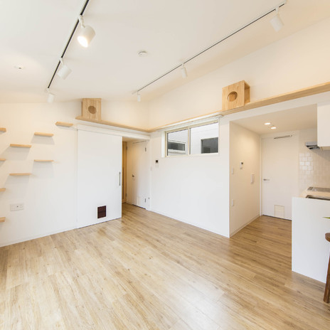 白いタイルのキッチンを隠れた場所に