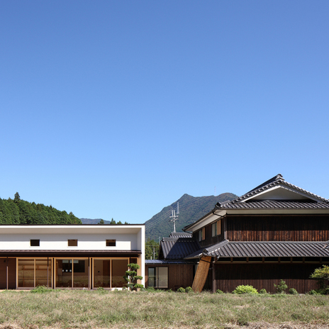 ふるさとの風景に並んで建つ