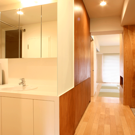 磨りガラスで仕切られたオープンな洗面室