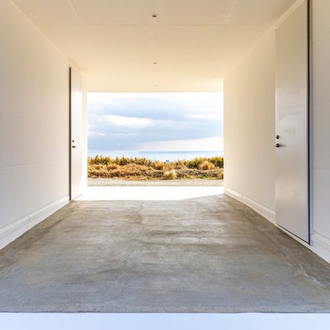 水平線の家｜エントランスピロティー