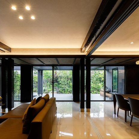 ＬＤＫからタイルデッキ、庭園を眺める