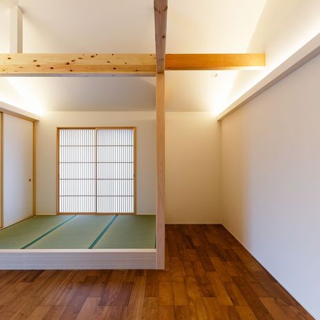 壁と天井に漆喰を塗ったリビングダイニング