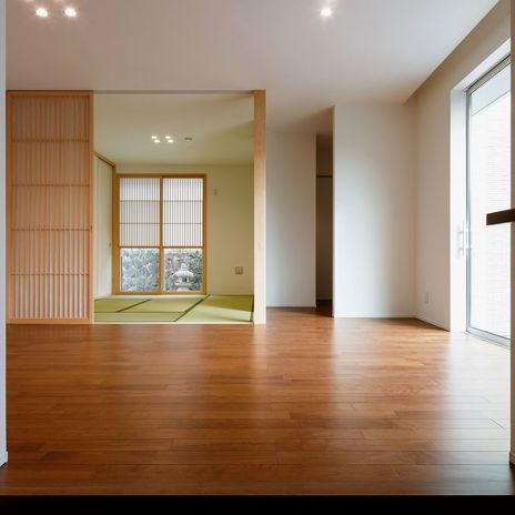 玄関に入ると２つの庭が見えます