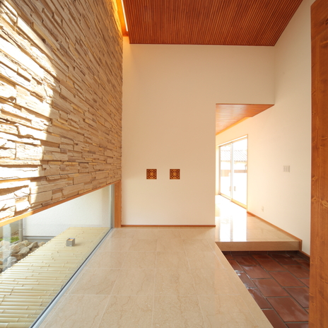 素材にこだわった玄関ホール