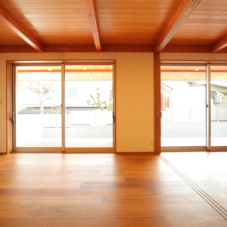 リビングダイニングとウッドデッキ