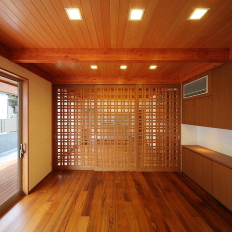 リビングルームとダイニングキッチンの間に格子戸