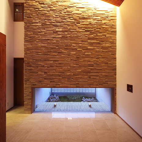 玄関ホールと坪庭の夜景