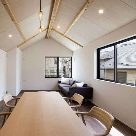 桜を愛でる窓のあるリビングダイニング