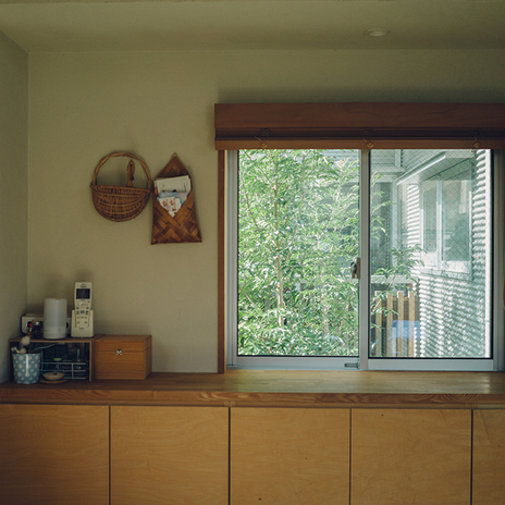 リビングから中庭を臨む