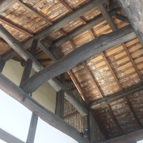 梁と木舞の残る壁