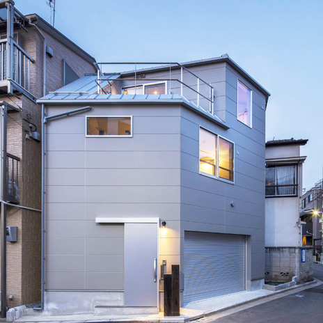 変形した狭小角地に建つ　ビルドインガレージのある注文住宅
