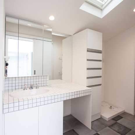 湘南・藤沢市長後の中庭のある2世帯住宅 グリーン、緑と暮らす　2階洗面