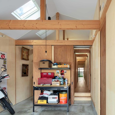 斜めに張り出した庇を防火壁とすることで、準防火地域にありながら開放的な設えを実現しています。