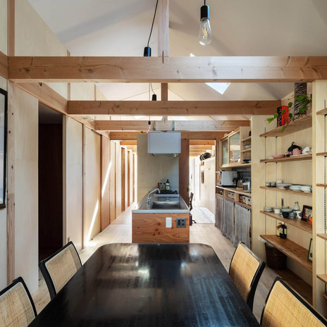 ビルの谷間にあっても、トップライトから光が射す時間帯は自然光だけで十分明るく、太陽や雲の移ろいが感じられます。