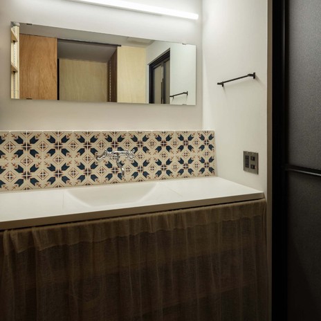 洗面室にもお施主様が調達したタイルをレイアウト。2人同時使用できる間口を確保。水栓はレトロな2ハンドル。