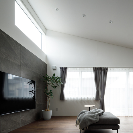 高窓から光がふりそそぐリビング