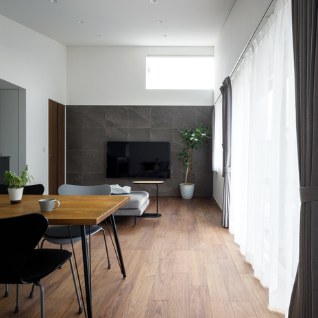 勾配天井の広がりを持たせたリビングダイニング