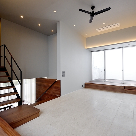 視線を受け止める石の壁